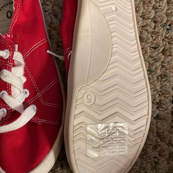 Women’s size 5 memory foam slip on sneaker SO brand. Never worn - Picture 2 of 3
